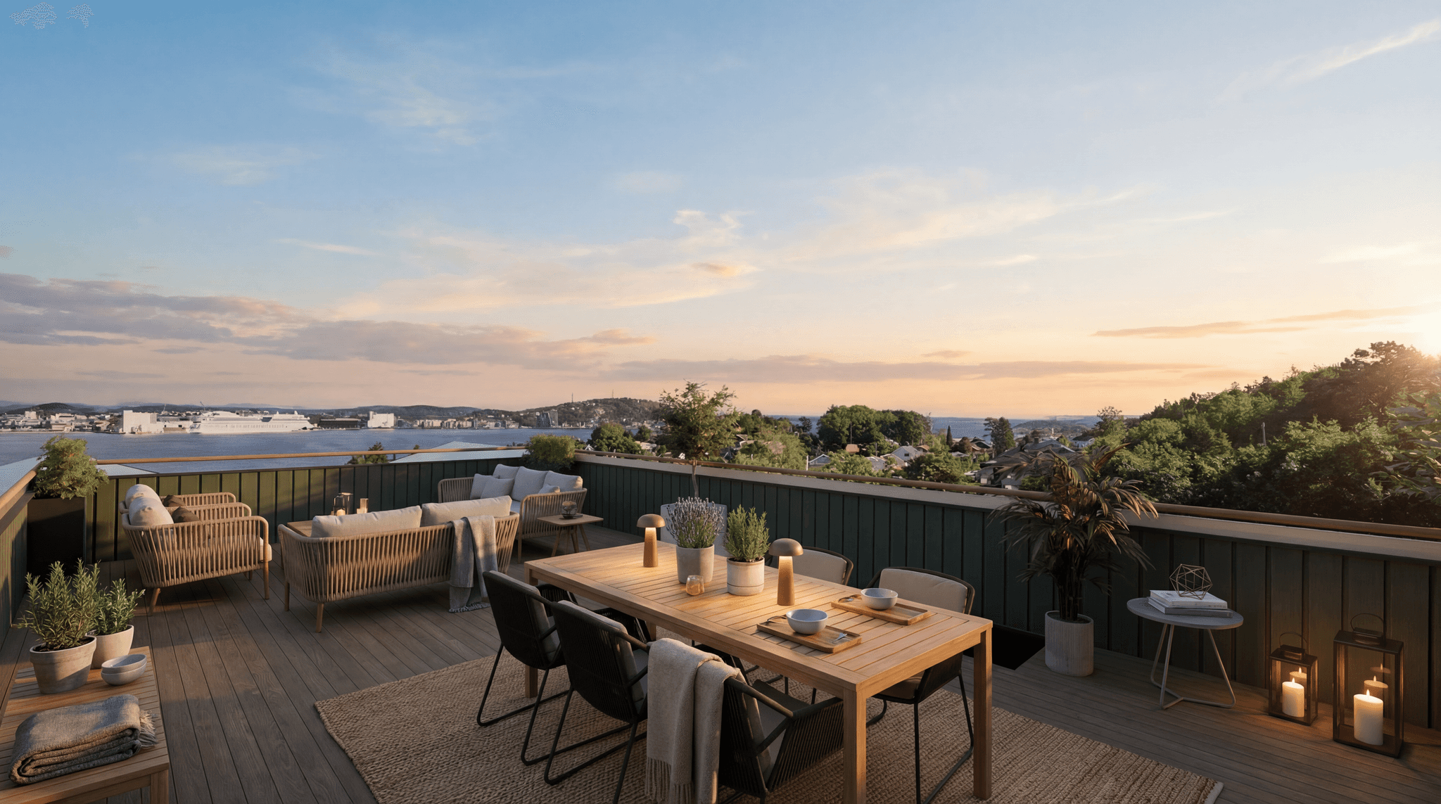 Terrasse på Fiskåtangen Fem med spiseplass og utsikt i kveldssol